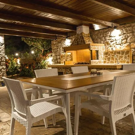 Andonis Villa *