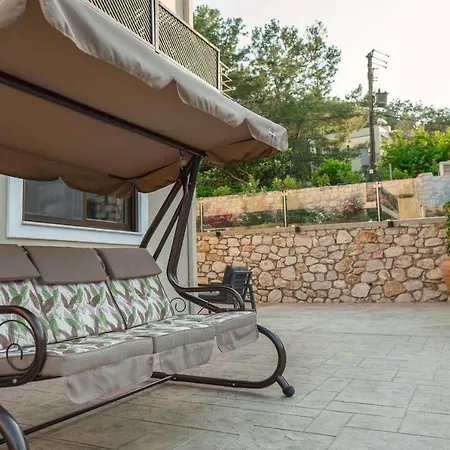 Andonis Villa *